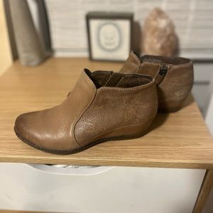 Dansko size 6 bootie